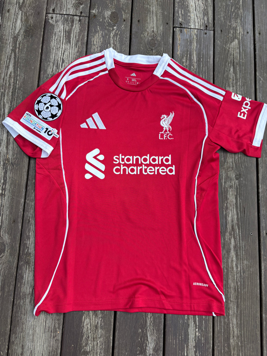 LIVERPOOL FC HJEMMEDRAKT MED CHAMPIONS LEAGUE BADGE