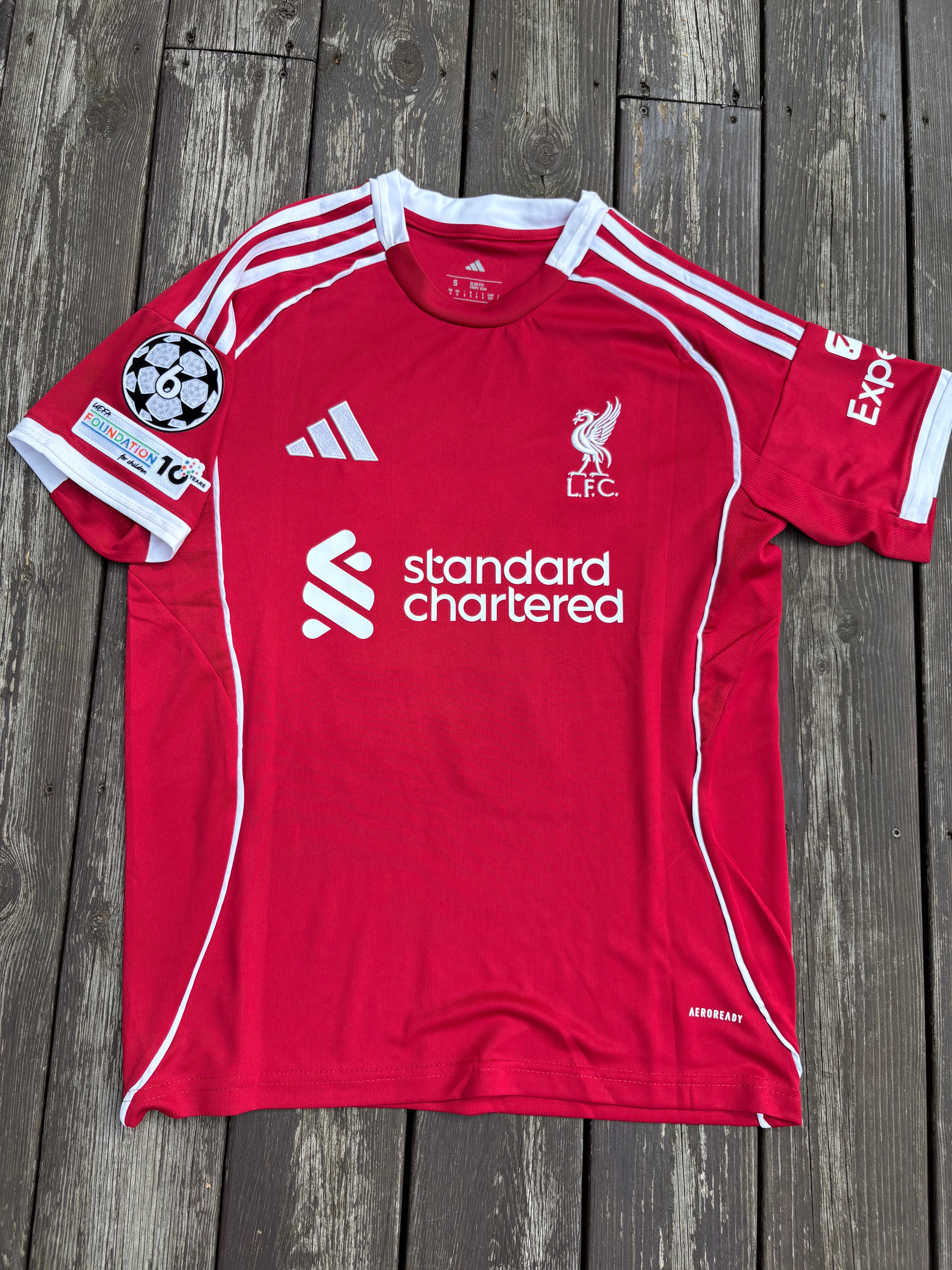 LIVERPOOL FC HJEMMEDRAKT MED CHAMPIONS LEAGUE BADGE