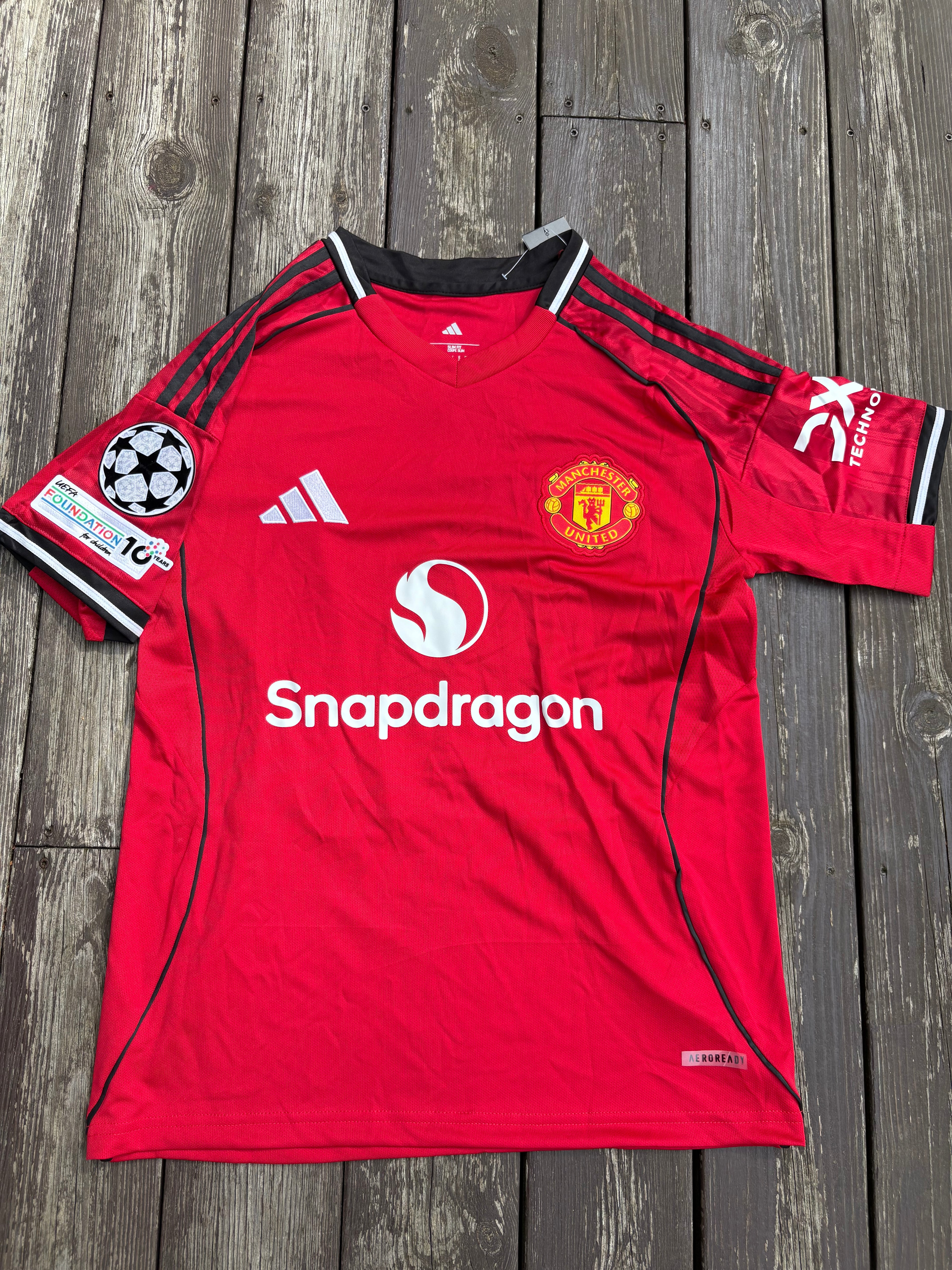 MANCHESTER UNITED HJEMMEDRAKT 2025/26 MED CHAMPIONS LEAGUE BADGE