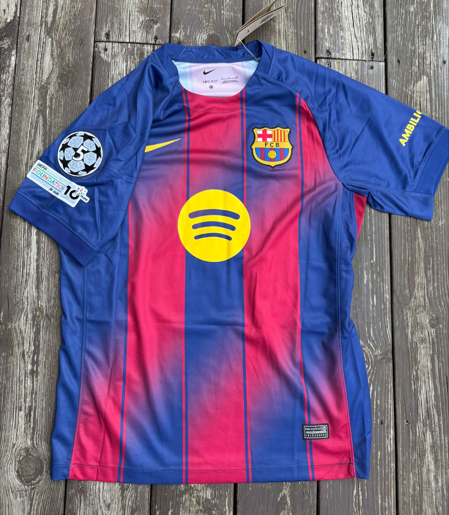 FC BARCELONA HJEMMEDRAKT 2025/26 CHAMPIONS LEAGUE BADGE