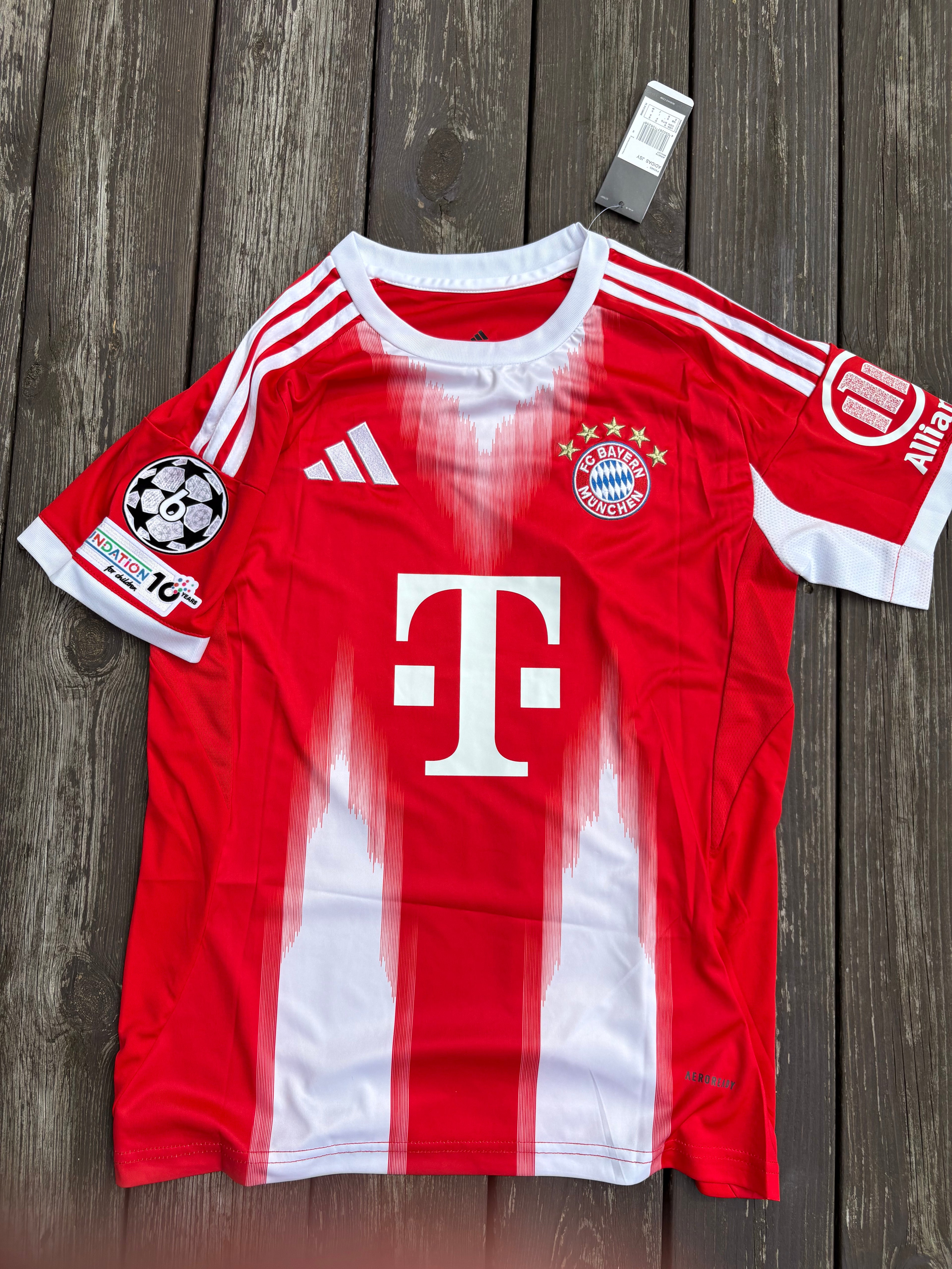 BAYERN MÚNCHEN HJEMMEDRAKT 2025/26 MED CHAMPIONS LEAGUE BADGE